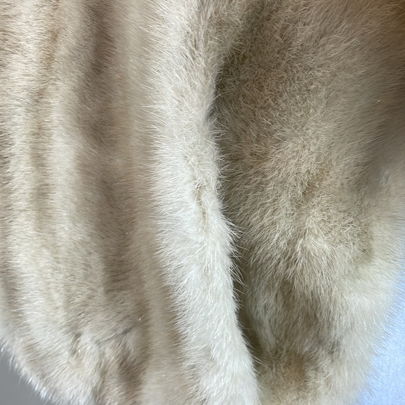La Belle fine furs mink tan shoulder cape - Picture 2 of 7